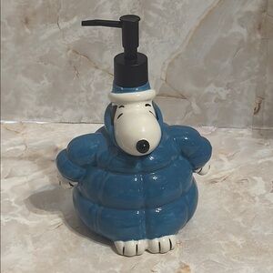 Peanuts: Snoopy wearing his puffer jacket Soap/Lotion dispenser